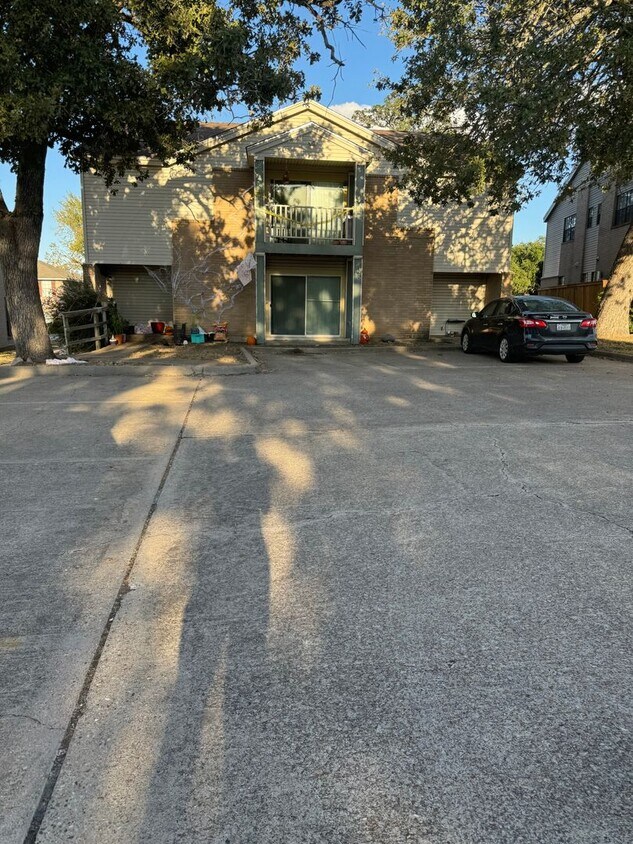 Primary Photo - AVAILABLE AUGUST 1ST 2 Bedroom 2 Bathroom Apartment Near Bus Route
