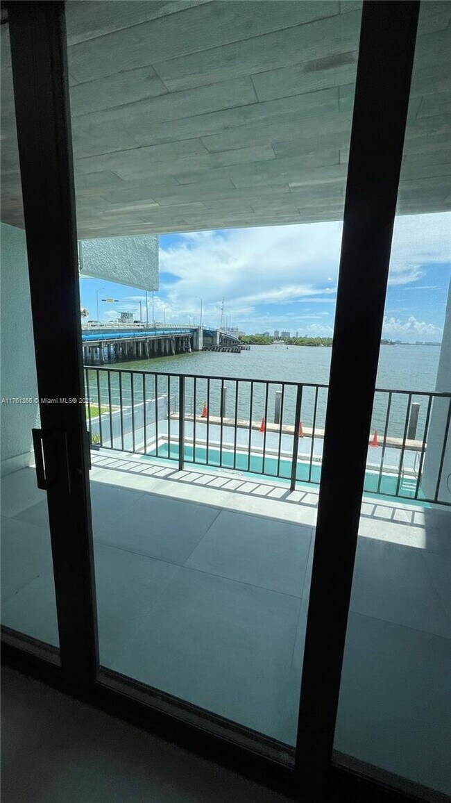 Foto del edificio - 7899 NE Bayshore Ct