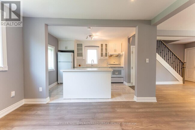 Building Photo - 468 Midland Ave