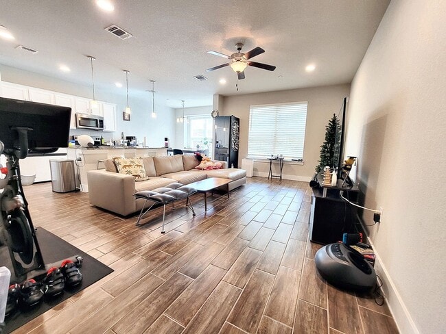 Foto del edificio - Modern 3/BR 2.5/Bath Home with Covered Dec...