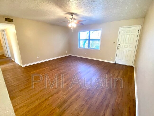 Building Photo - 908 N LBJ Dr