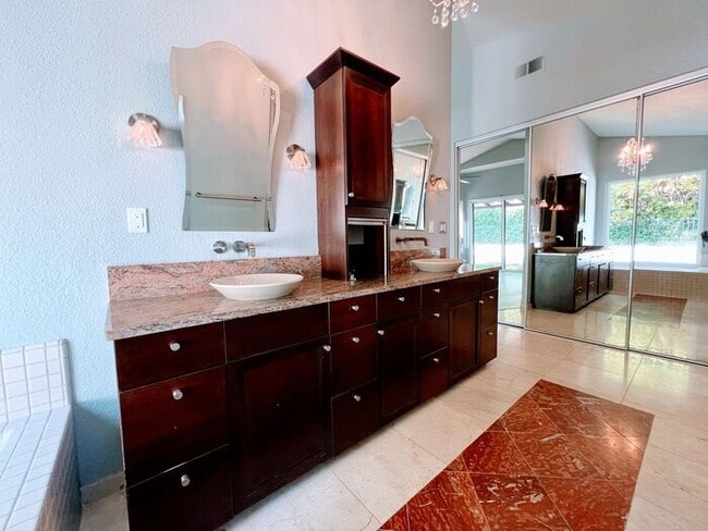 Foto del edificio - Breathtaking 3 Bed / 2.5 Bath Single Story...