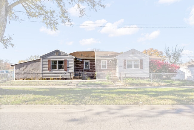 Building Photo - 1522 W 9th St