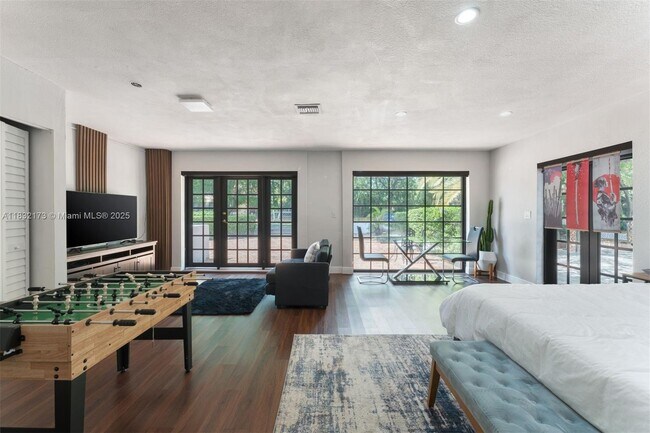 Foto del edificio - 1624 Granada Blvd