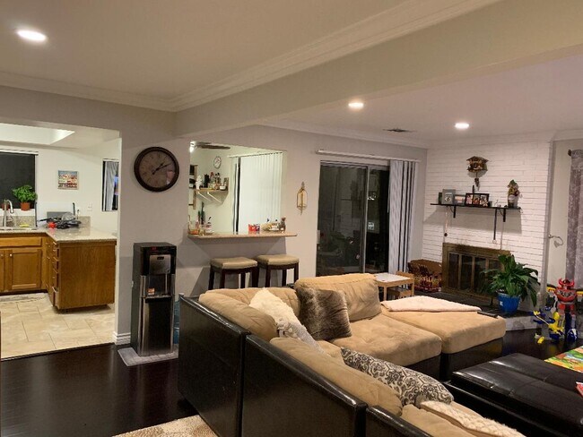 Living/Kitchen open concept - 6860 Hyde Park Dr