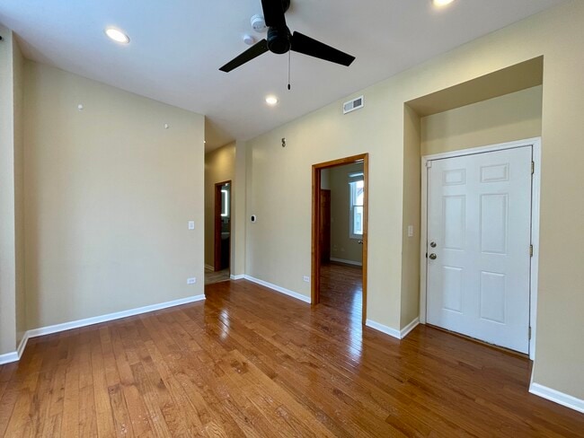 Building Photo - 2028 N Hamlin Ave