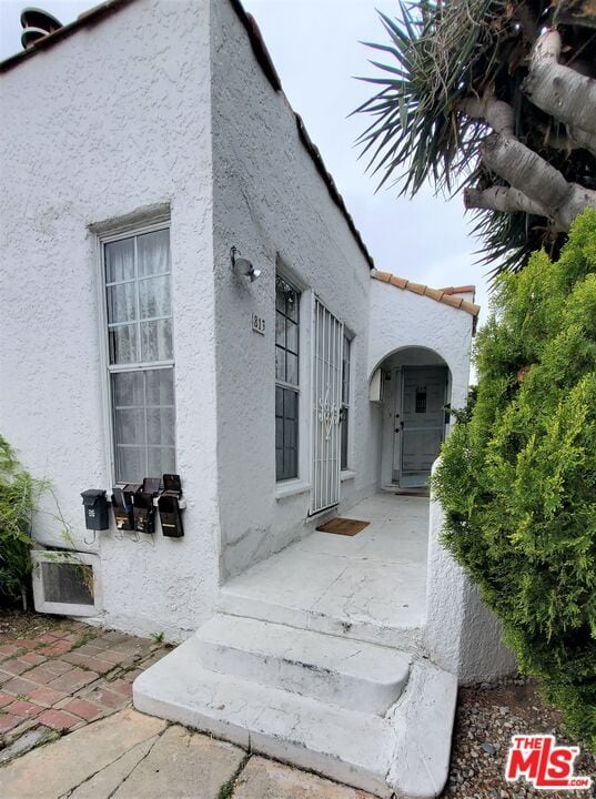 Building Photo - 813 N Poinsettia Pl