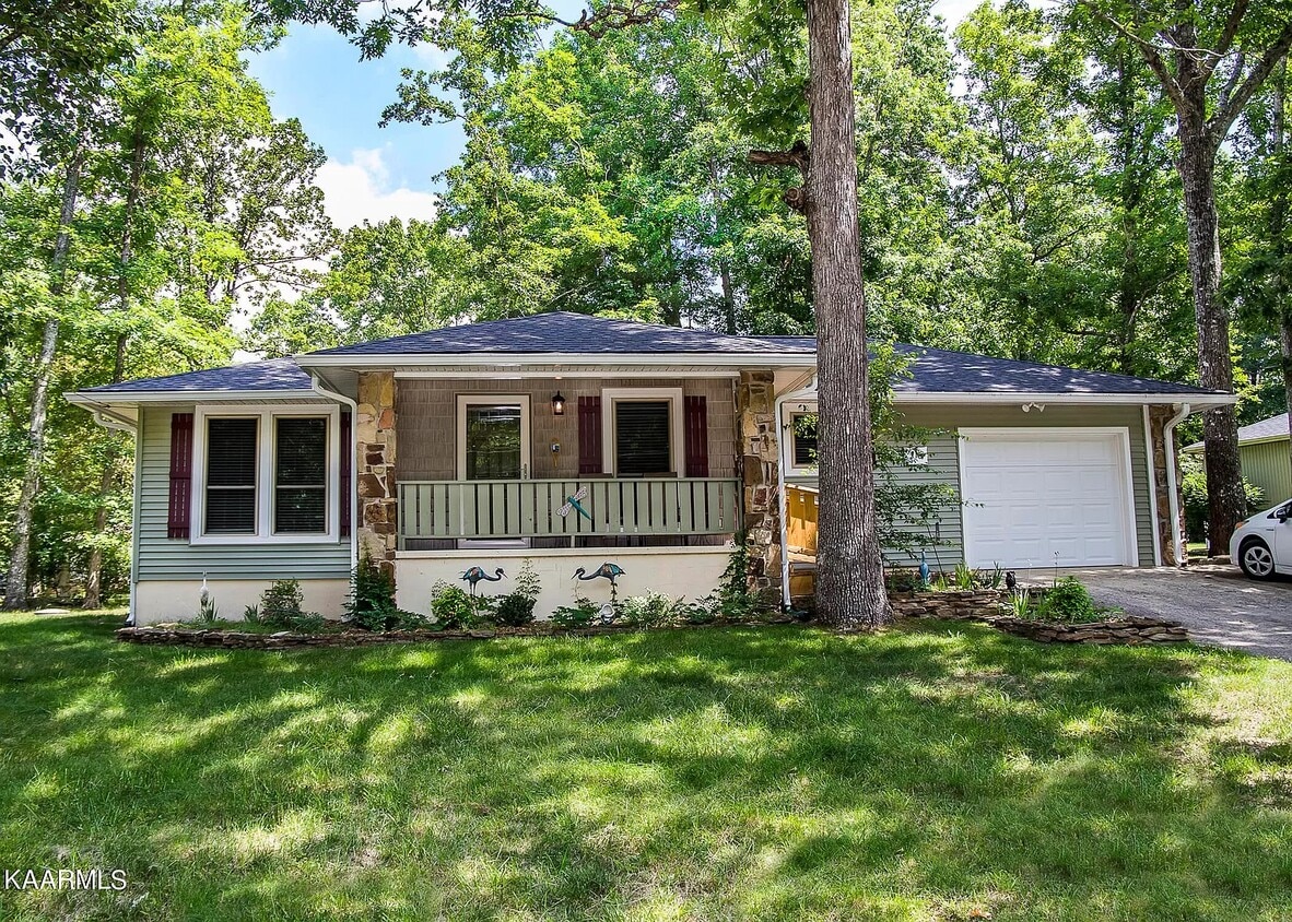 Primary Photo - 213 Lakeview Dr