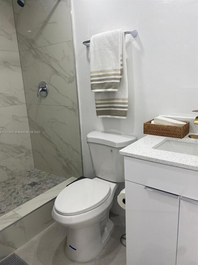 Building Photo - 825 Brickell Bay Dr