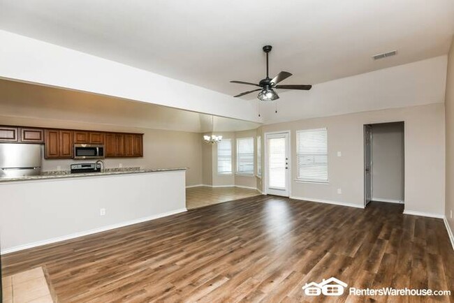 Building Photo - Newly renovated spacious 3 bed/2 bath, wit...