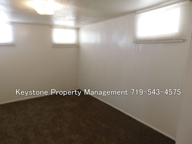 Building Photo - Move-In Special! $400 Off! -  Eastside Efficiency Apt in Triplex  $800/$800