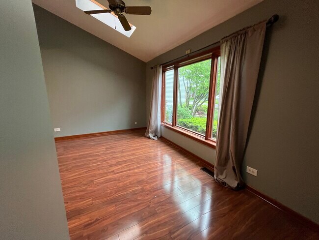 Foto del edificio - 556 Beaconsfield Ave
