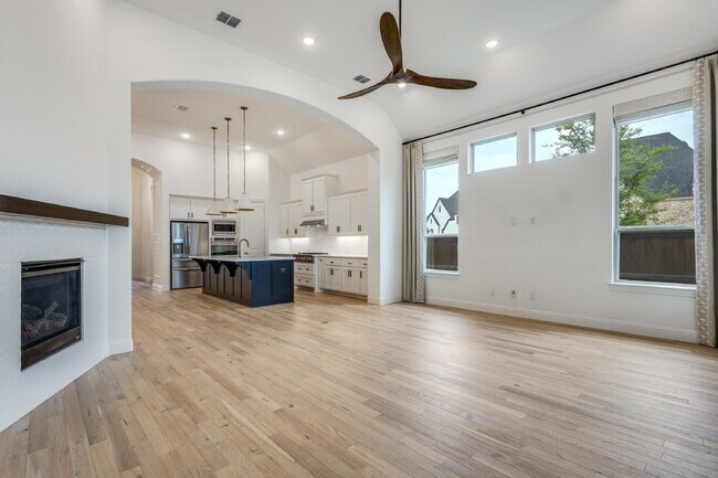 Foto del edificio - "Luxurious 4-Bed Retreat with Movie Room & Marble Elegance in Celina, TX!"