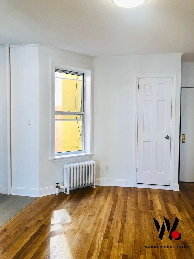Building Photo - SUNNY 2 BEDROOM ON EAST 9 STREET