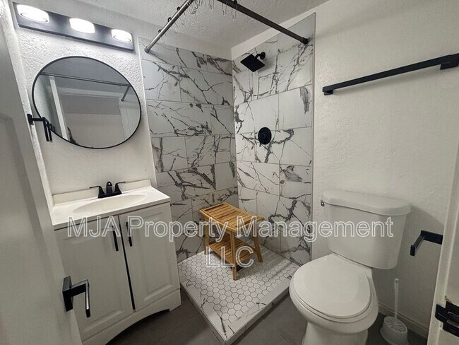 Foto del edificio - 2136 Monroe Blvd