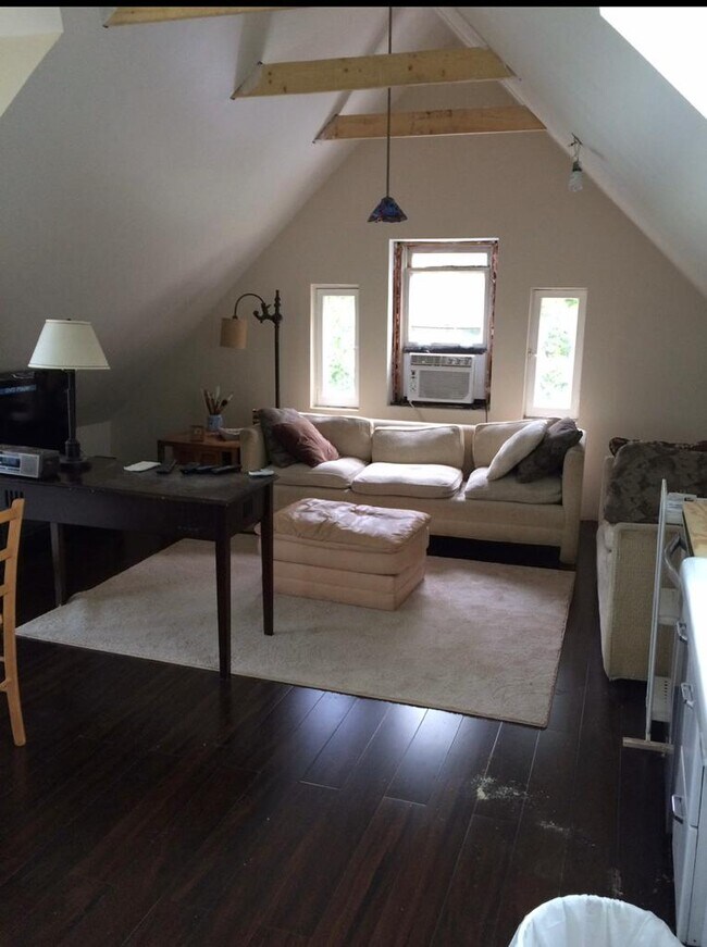 Living area - 4532 S Francisco Ave