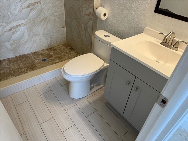 Foto del edificio - 2400 NE 10th St