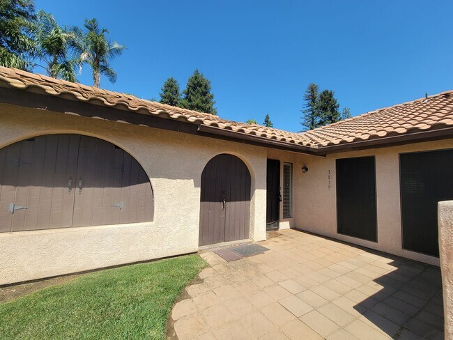 Foto del edificio - Condo with open floor plan and a two-car g...