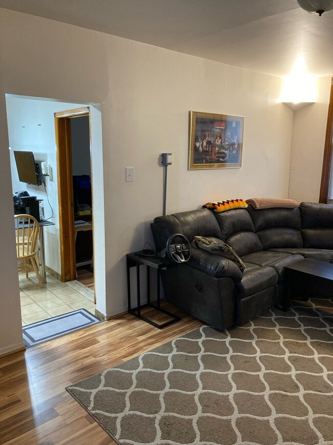 Foto del edificio - 208 Farnham Ave