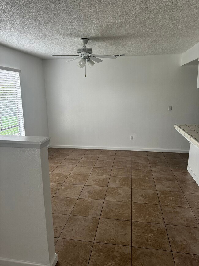 Foto del edificio - 1830 E Laura Ave