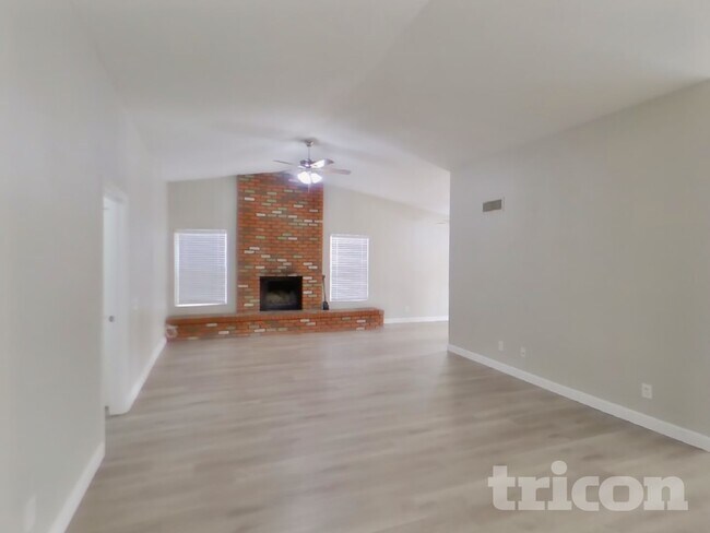 Foto del edificio - 10221 W Turney Ave