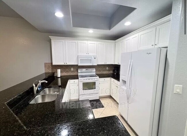 Building Photo - Spacious 3 Bed, 2 Bath Condo with 1 Car Ga...