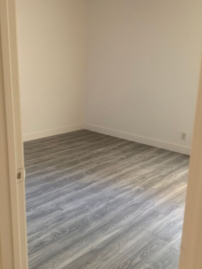 Building Photo - 2 bed condo for rent -$1300