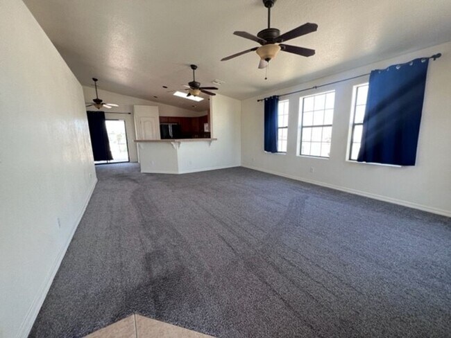 Foto del edificio - 3 Bedroom 2 bath Home Boat Deep Garage and...