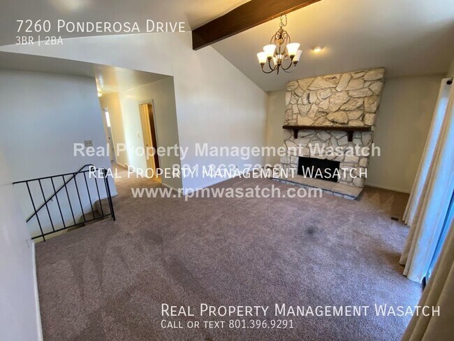 Building Photo - Spacious 3 bedroom, 1.5 bathroom condo in ...