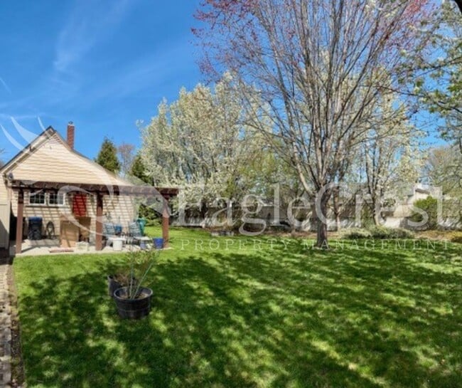 Building Photo - Two Bedroom House with Large Fenced Yard