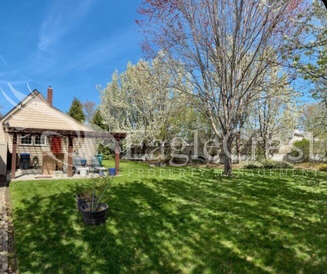 Foto del edificio - Two Bedroom House with Large Fenced Yard