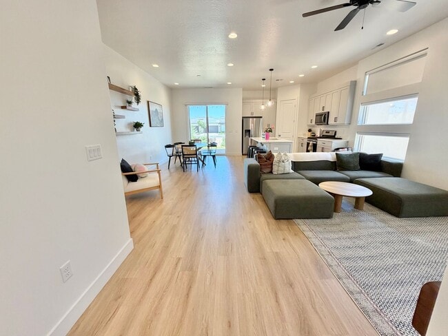 Building Photo - Woodlands Estates Townhomes