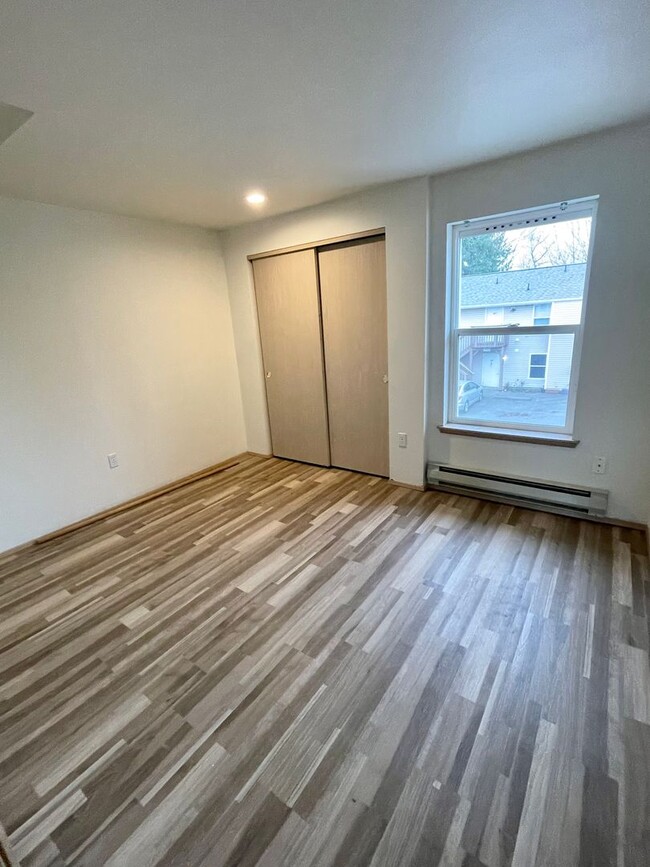 Building Photo - Top Floor 2 Bed 1 Bath Apartment