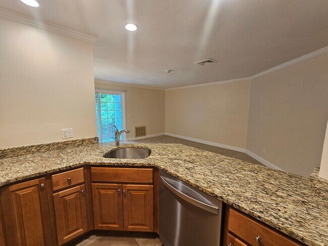 Foto del edificio - Spacious 2 Bed, 1 Bath Condo