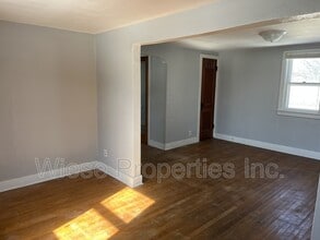 Building Photo - 2013 S Spring St