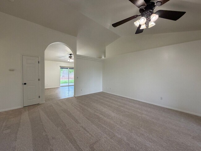 Building Photo - SPACIOUS HOME FOR RENT!