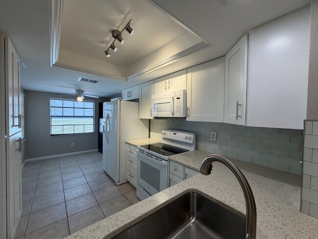 Building Photo - Perfectly located 2/2 townhome in Indialantic