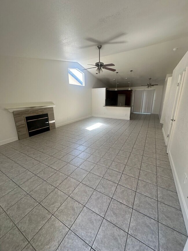 Foto del edificio - 4 Bedroom Single Family Home!