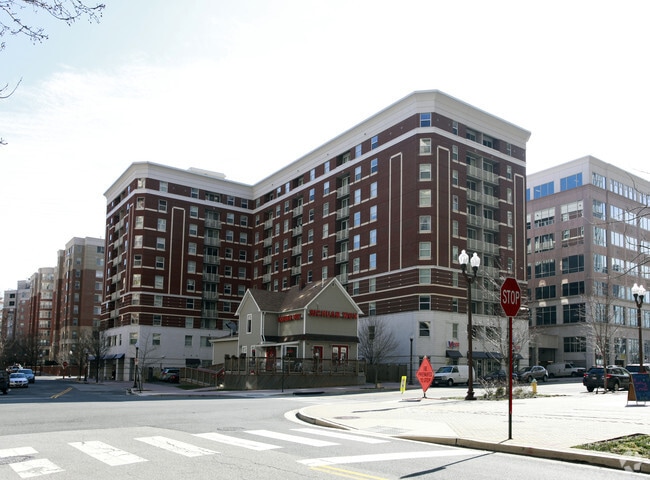 Ballston 880 Apartments Arlington, VA