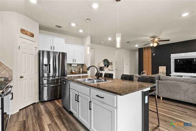 Building Photo - 310 Saddleback Trl