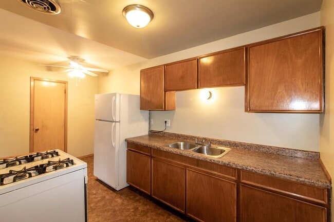 Building Photo - 5324 Hanson Ct N