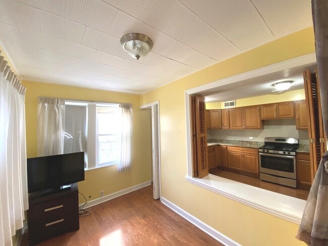 Building Photo - 2830 W Summerdale Ave