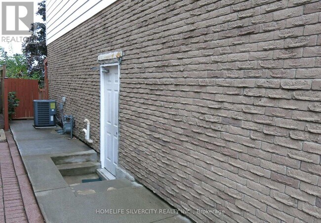 Building Photo - 18 Pickard Ln