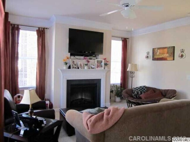 Foto del edificio - 3BR End Unit Townhome in Summers Walk