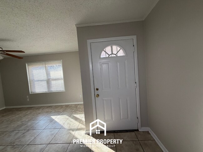 Building Photo - Charming 3BR Memphis Home with Tile Floors, Dining Area & Fenced Backyard