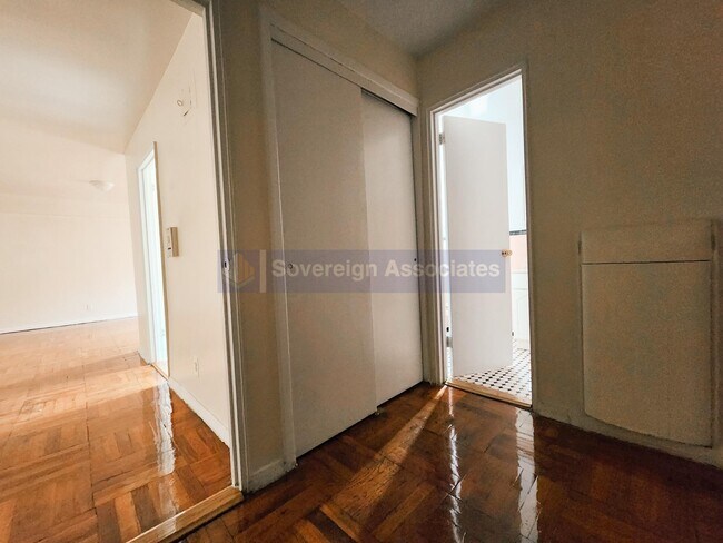 Foto del edificio - 525-527 Riverdale Avenue