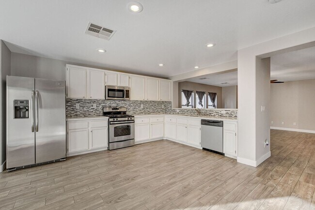 Foto del edificio - Totally Updated Solar Powered 4 Bedroom! Bedroom and Bath Downstairs!