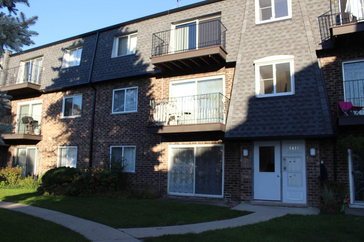 9411 Bay Colony Dr, Des Plaines, IL 60016 Condo for Rent in Des
