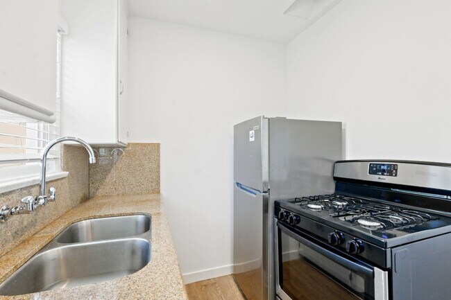 Building Photo - 1047 19th St