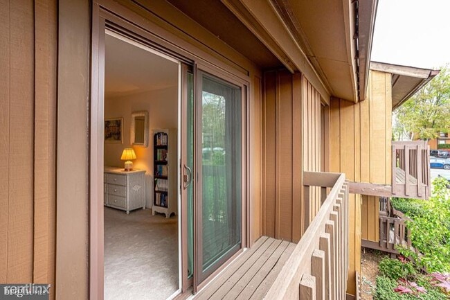 Building Photo - 4 br, 3.5 bath Townhome - 4460 Elan Ct